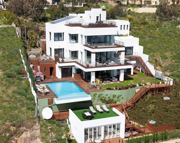 Vijf-slaapkamer villa in La Duquesa in La Duquesa - hoofdfoto