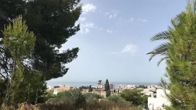 Kavel in Nerja met vergunning om 16 appartementen met zeezicht te bouwen