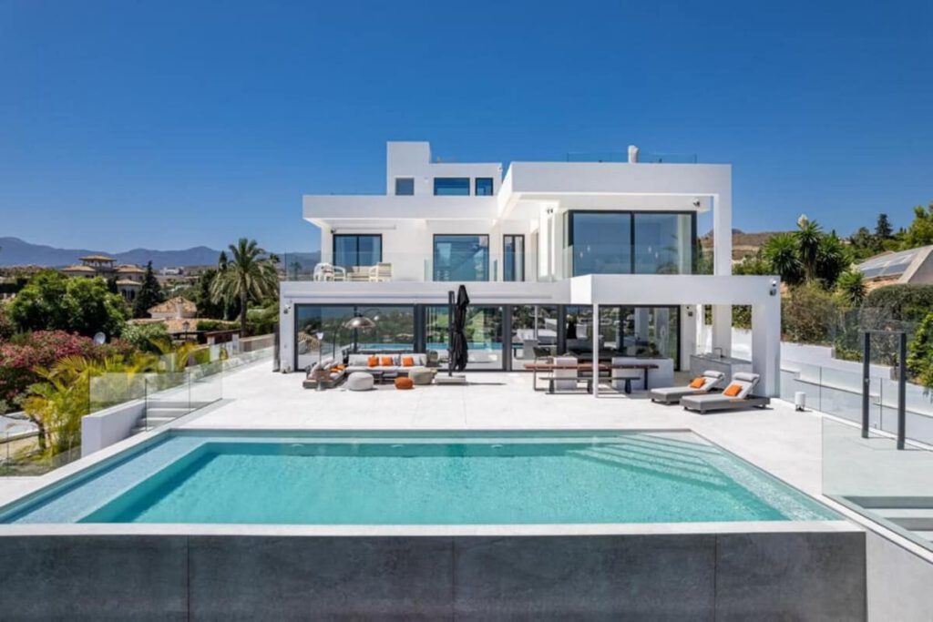 Luxueuze villa met 6 slaapkamers en panoramisch zeezicht aan de New Golden Mile in Benahavís - hoofdfoto