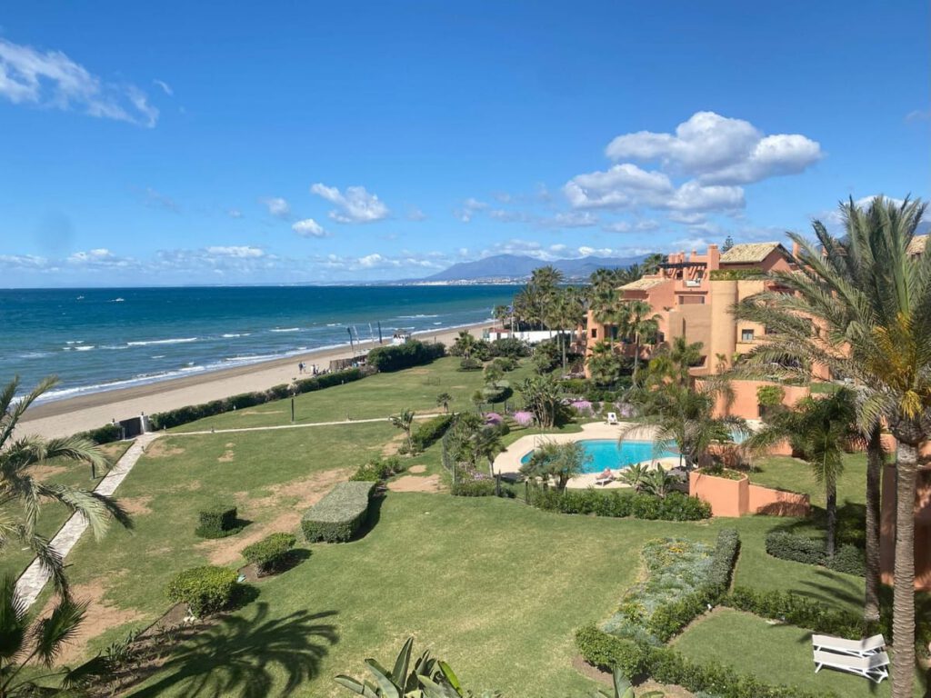 3-slaapkamer penthouse aan de eerste lijn strand in Los Monteros, Marbella in Los Monteros - hoofdfoto