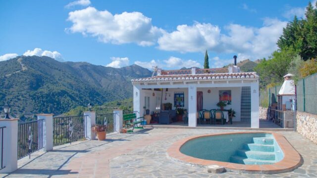 Rustiek charme en adembenemend uitzicht: villa met zwembad in het platteland van Frigiliana