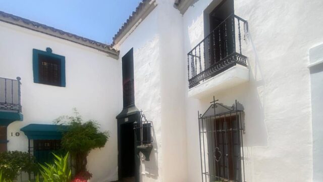 Drie-slaapkamer stadswoning in Guadalmina Baja