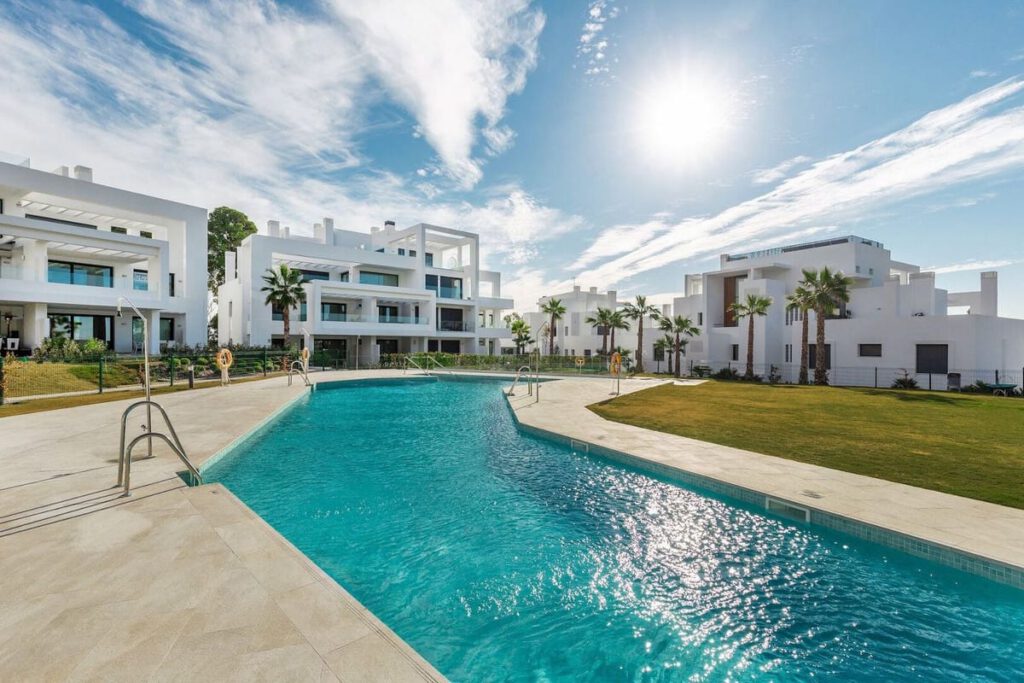 Luxe 2-slaapkamer appartement aan golf in Atalaya, Estepona in Atalaya - hoofdfoto