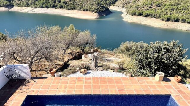 3-slaapkamer villa aan het meer in Istán