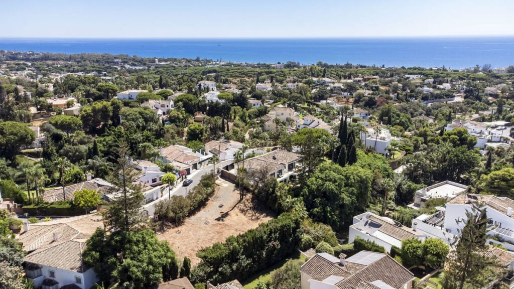 Perceel van 1.306 m² te koop in El Rosario, Marbella in El Rosario - hoofdfoto
