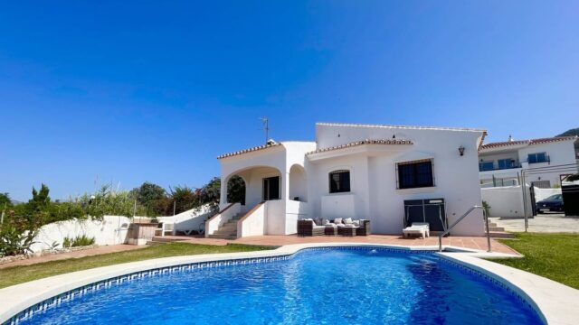 Charmante vrijstaande villa met privézwembad en panoramisch uitzicht in Nerja