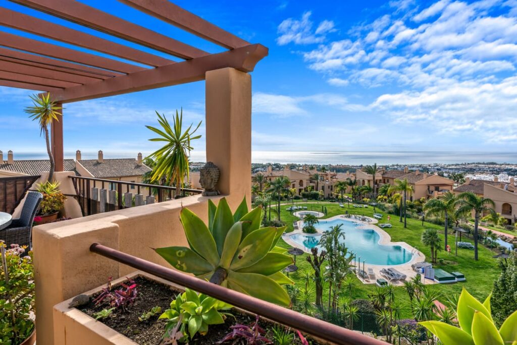 Drie-slaapkamer penthouse in Benahavís met panoramisch zeezicht in Benahavís - hoofdfoto