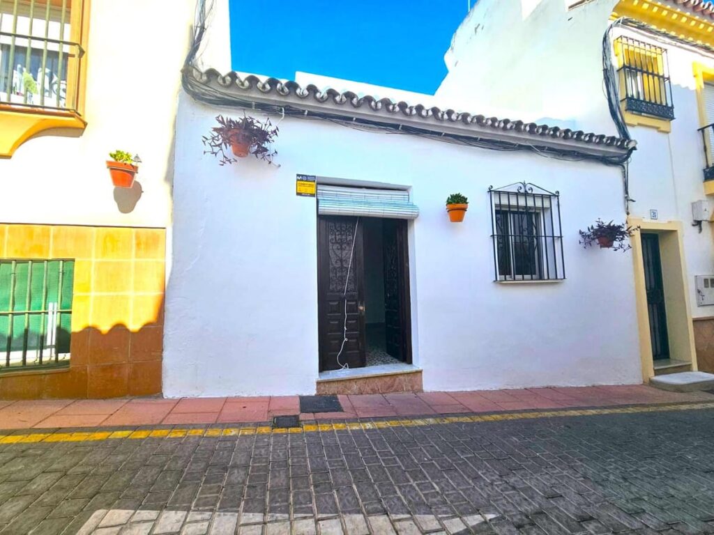 3-slaapkamer vrijstaande woning in Estepona centrum met solarium en ontwikkelingskansen in Estepona - hoofdfoto