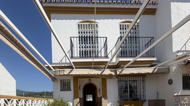 3-slaapkamer stadswoning in Estepona met ruim terras en garage