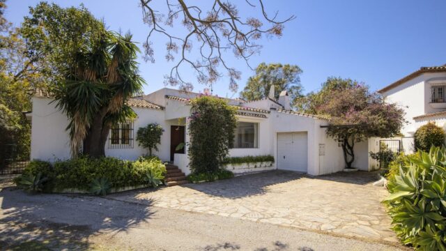 3-slaapkamer villa aan de golfbaan in Guadalmina Baja