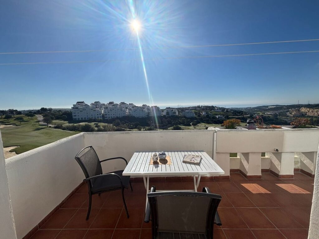 Twee-slaapkamer penthouse in Estepona met privé-solarium en panoramisch zee- en golfzicht in Estepona - hoofdfoto