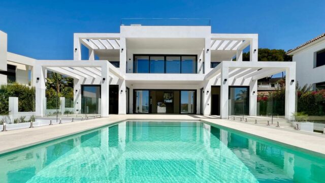 Moderne nieuwbouwvilla aan de tweede lijn strand in Elviria