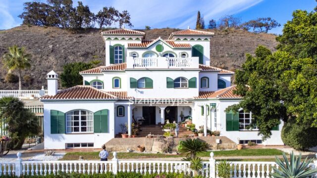 8-slaapkamer villa in Torrox met tennisbaan en bar