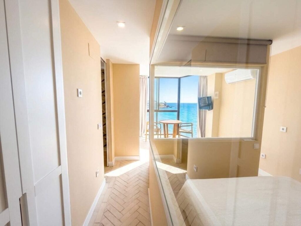 Frontlinie aan zee: gerenoveerde studio in Calahonda, Mijas in Mijas - hoofdfoto