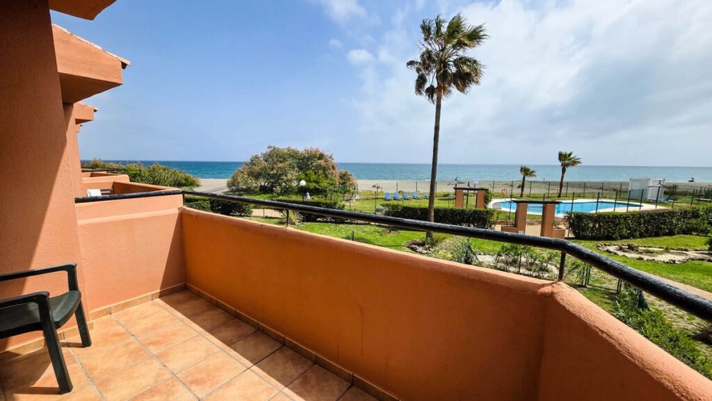 Rijwoning direct aan het strand met privé tuin in Manilva in Manilva - hoofdfoto