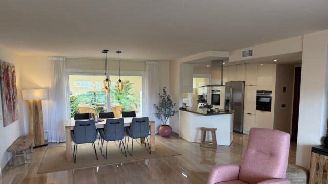 Drie slaapkamers appartement in Mijas Costa met golf- en zeezicht