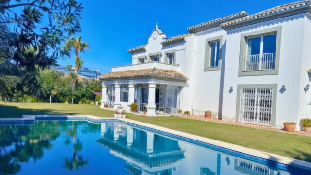 4-slaapkamer villa aan het strand in Estepona