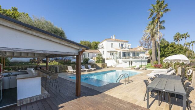 Zes-slaapkamer villa in La Duquesa met panoramisch zeezicht