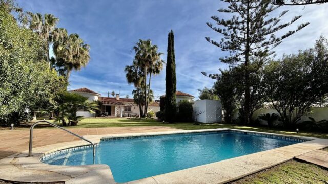 5-slaapkamer villa nabij het strand in Linda Vista Playa, San Pedro de Alcántara