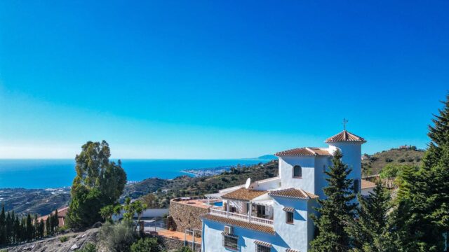 5-slaapkamervilla in Sayalonga met panoramisch uitzicht op zee en bergen