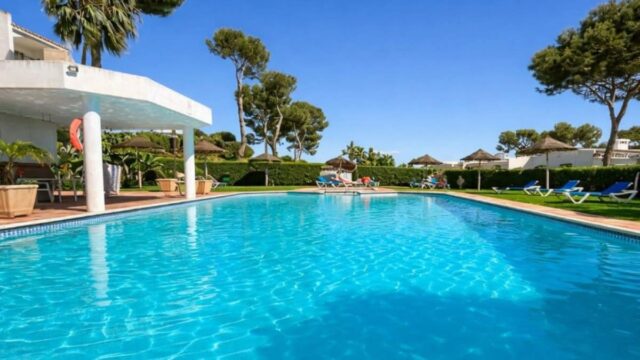 Charmant hoekstudioappartement op de eerste verdieping in Miraflores met zuidgericht terras en tuin