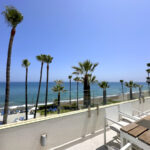 Drie-slaapkamer penthouse met zeezicht in Estepona