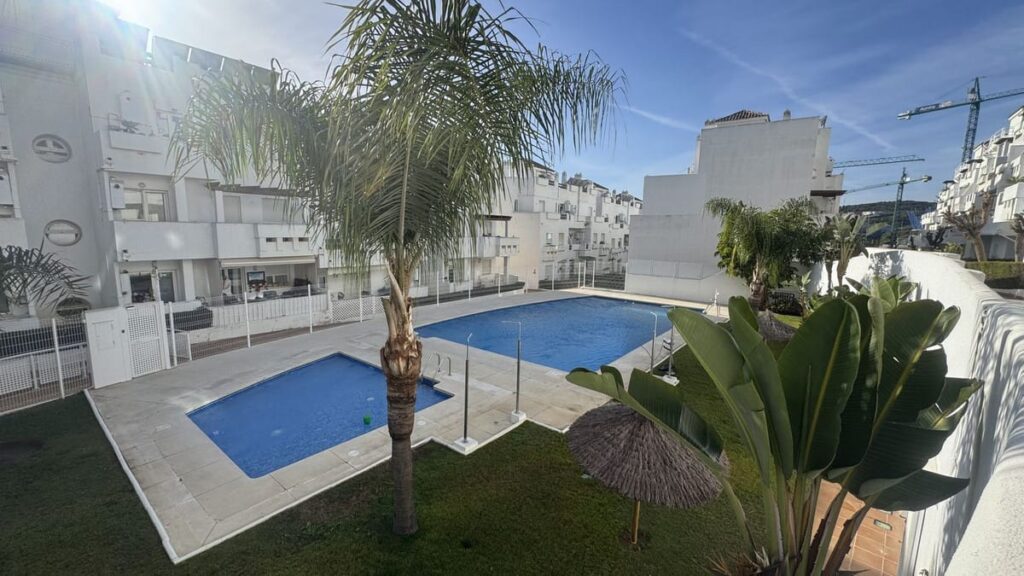 Ruim 4-slaapkamer duplex naast golfbaan in Estepona in Estepona - hoofdfoto
