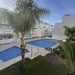 Ruim 4-slaapkamer duplex naast golfbaan in Estepona
