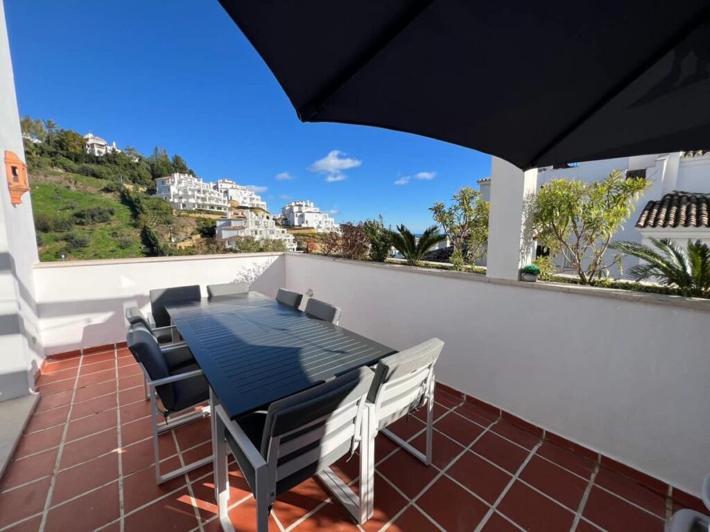 Ruim duplex-appartement met 3 slaapkamers in Nueva Andalucía in Aloha - hoofdfoto
