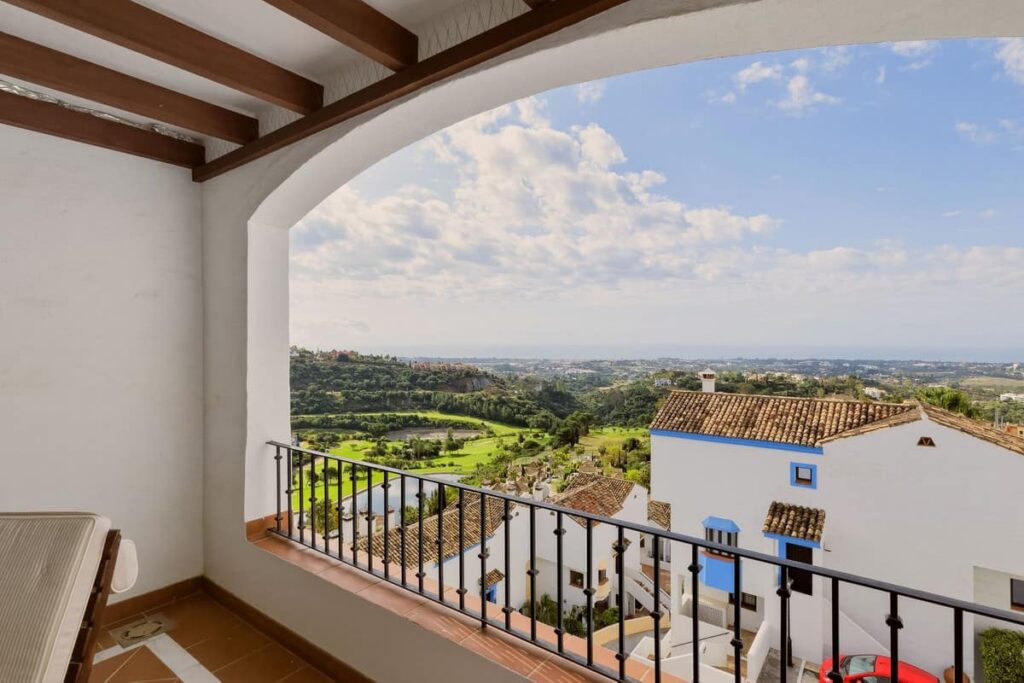 2-slaapkamer appartement met panoramisch zee- en golfzicht in Benahavís in Los Arqueros - hoofdfoto