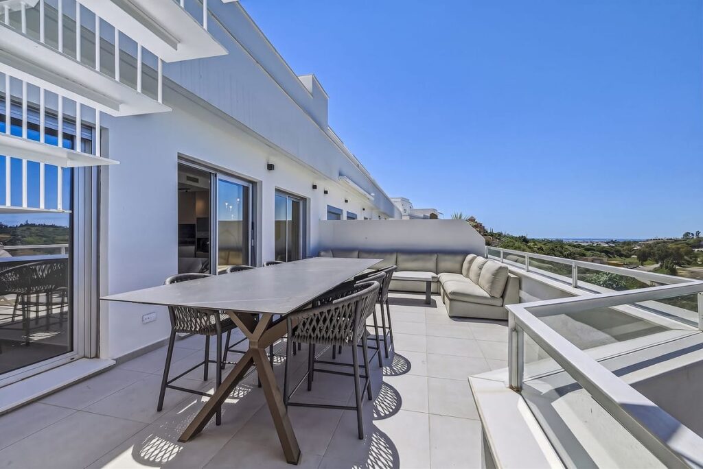 Elegant penthouse met 3 slaapkamers en panoramisch zeezicht in Cancelada, Estepona in Cancelada - hoofdfoto
