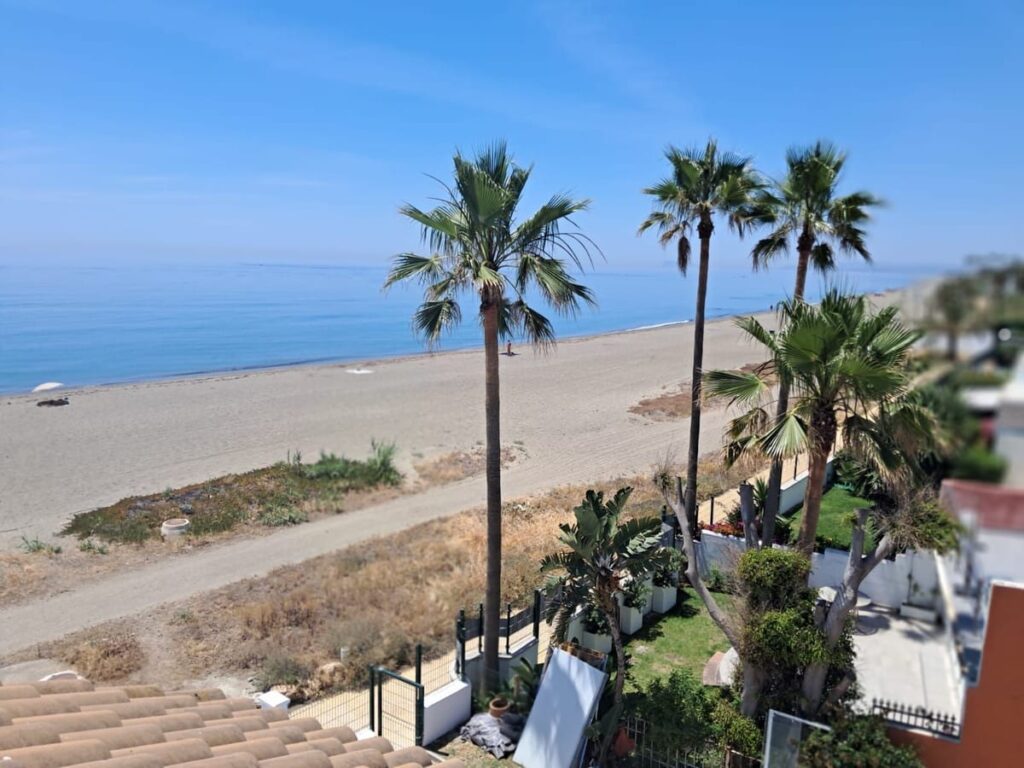 Exclusieve semi-vrijstaande villa aan het strand in Estepona in Estepona - hoofdfoto