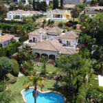 6-slaapkamer frontline golfvilla in El Paraíso Alto