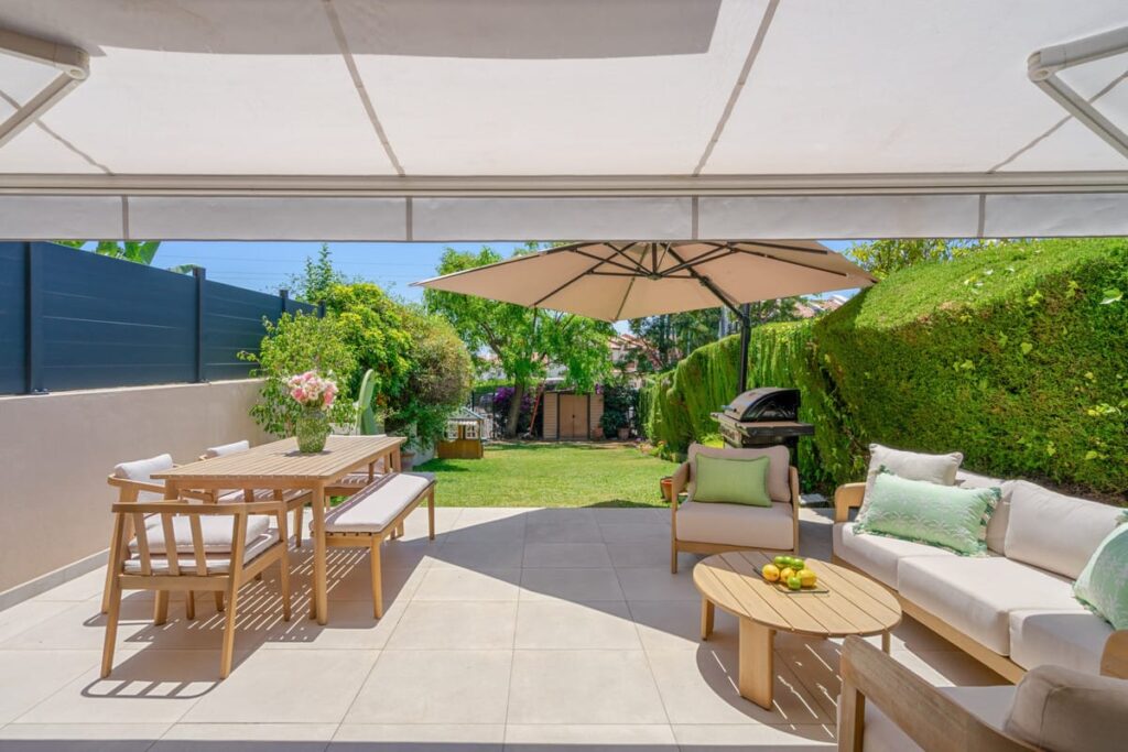Drie slaapkamers stadswoning met privé-tuin in Nueva Atalaya, Estepona in Estepona - hoofdfoto