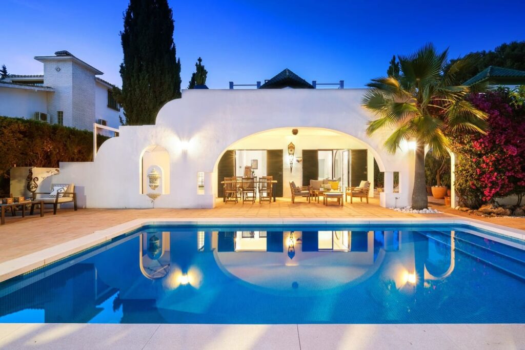 Exclusieve Arabisch-Mediterraanse villa nabij het strand in Cabopino, Marbella in Marbella - hoofdfoto