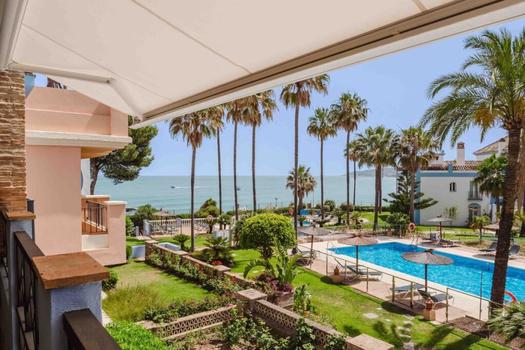 Frontline-strandappartement in Casares – zuidwestelijk gericht met zee-, tuin- en zwembadzicht in Casares - hoofdfoto