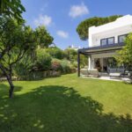 Drie slaapkamers: frontline golf townhouse met toeristenlicentie in Nueva Andalucía