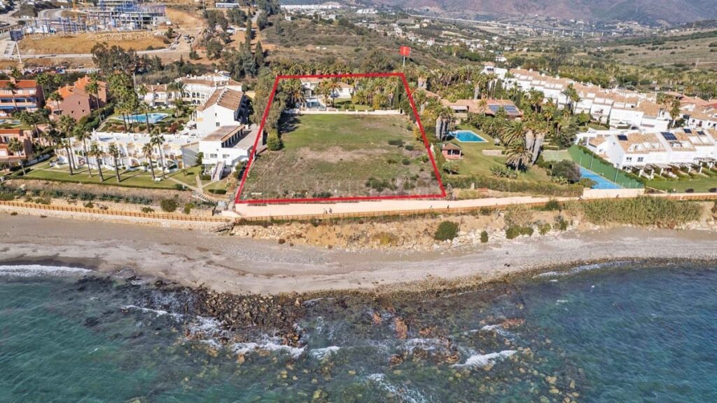 Kavel aan het strand in Estepona met directe toegang en ontwikkelingspotentieel in Estepona - hoofdfoto