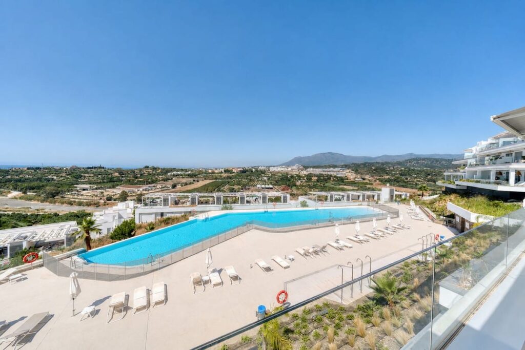 Drie-slaapkamer appartement met panoramisch zeezicht in Estepona in Estepona - hoofdfoto