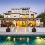 Moderne villa met 5 slaapkamers te koop in Nueva Andalucía