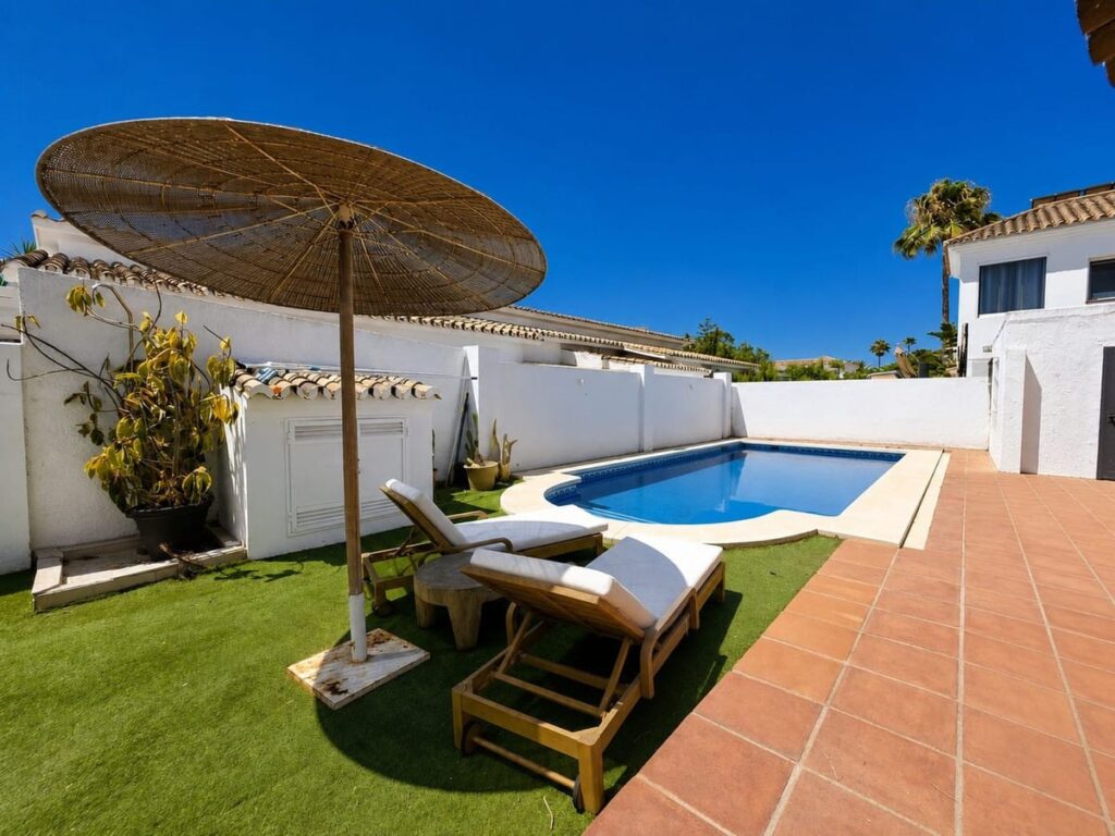 Estepona – 3-slaapkamer villa met zeezicht en inbegrepen renovatieproject in Estepona - hoofdfoto