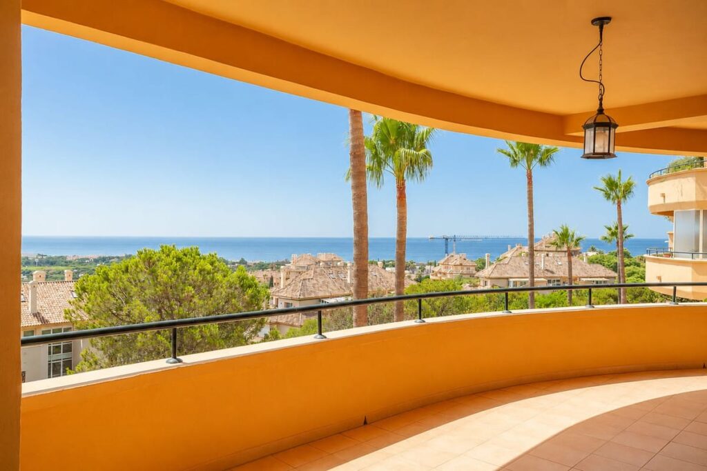 Drie-slaapkamer appartement in Elviria met panoramisch zeezicht in Elviria - hoofdfoto