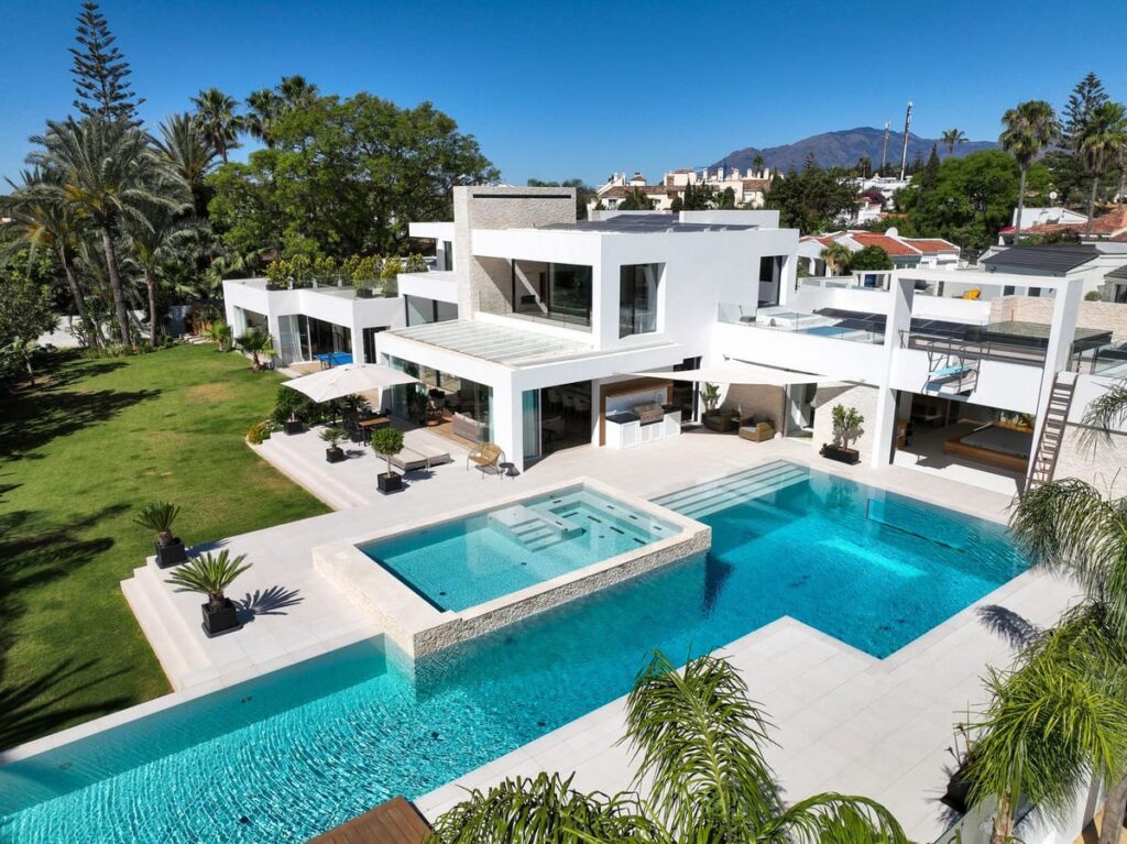 7-slaapkamer villa in El Paraiso in El Paraiso - hoofdfoto
