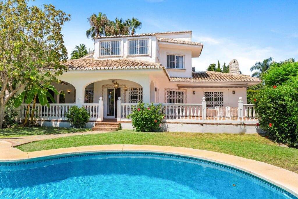 Vijf-slaapkamer villa in Calahonda met potentieel in Calahonda - hoofdfoto