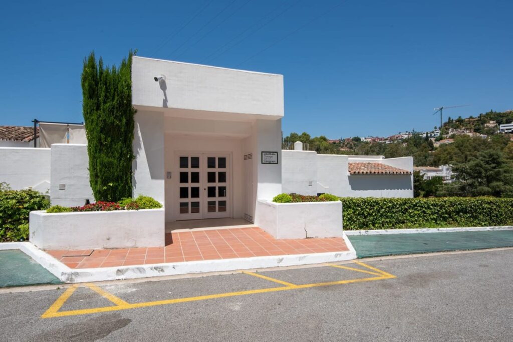 Drie-slaapkamer appartement op de bovenverdieping in Benahavís met privé dakterras in Benahavís - hoofdfoto