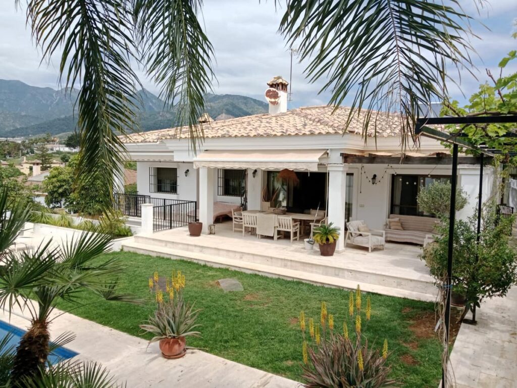 Vrijstaande villa in Marbella (Real Panorama) met zeezicht, 5 slaapkamers en 7 minuten lopen naar het strand in Marbella - hoofdfoto