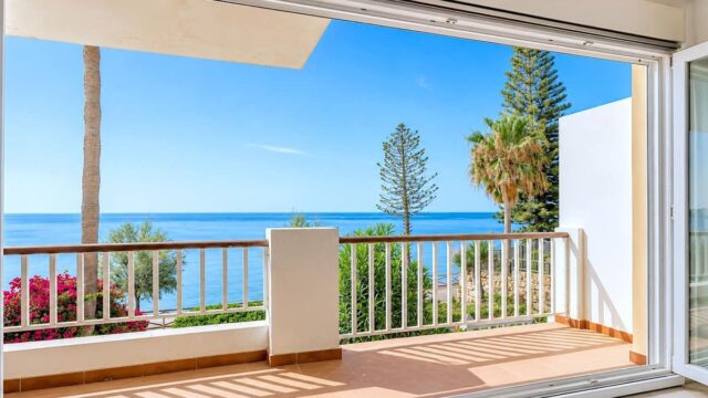 5-slaapkamer duplex-appartement aan het strand in Estepona