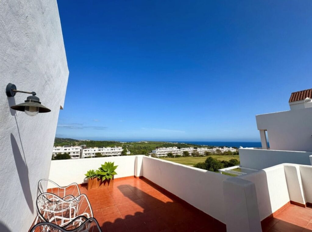Frontline Golf duplex penthouse met panoramisch zeezicht – Valle Romano, Estepona in Valle Romano - hoofdfoto