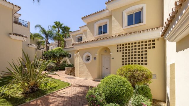 Alhaurín Golf – Drie slaapkamers townhouse met tuin en twee terrassen