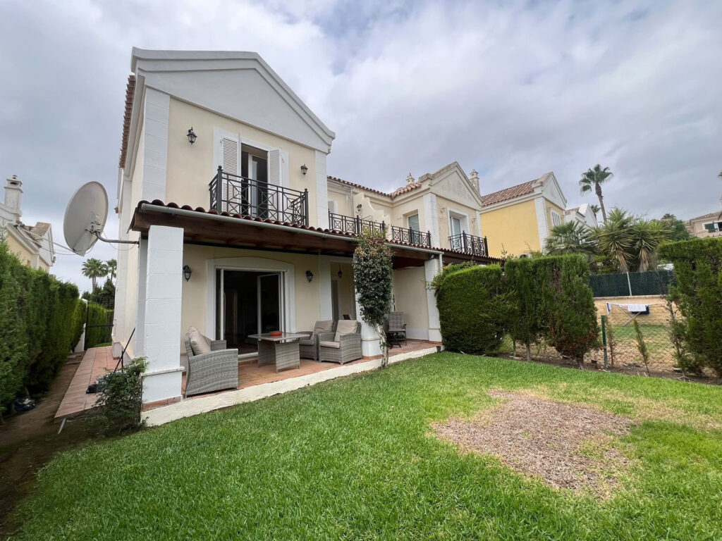 Charmant 3-slaapkamer halfvrijstaande woning met privé tuin in La Alcaidesa in La Alcaidesa - hoofdfoto